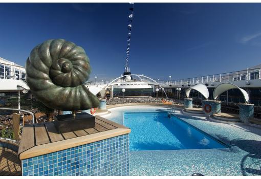 La refrescante piscina exterior